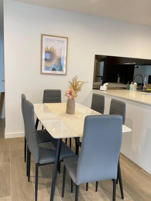 Kozyguru Campsie Brandnew 3 Parking Apartment *